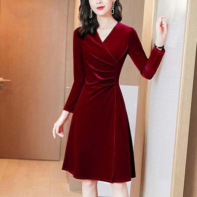 High-End Gold Velvet Slimming Dress for Women – Autumn/Winter, Elegant and Age-Reducing
