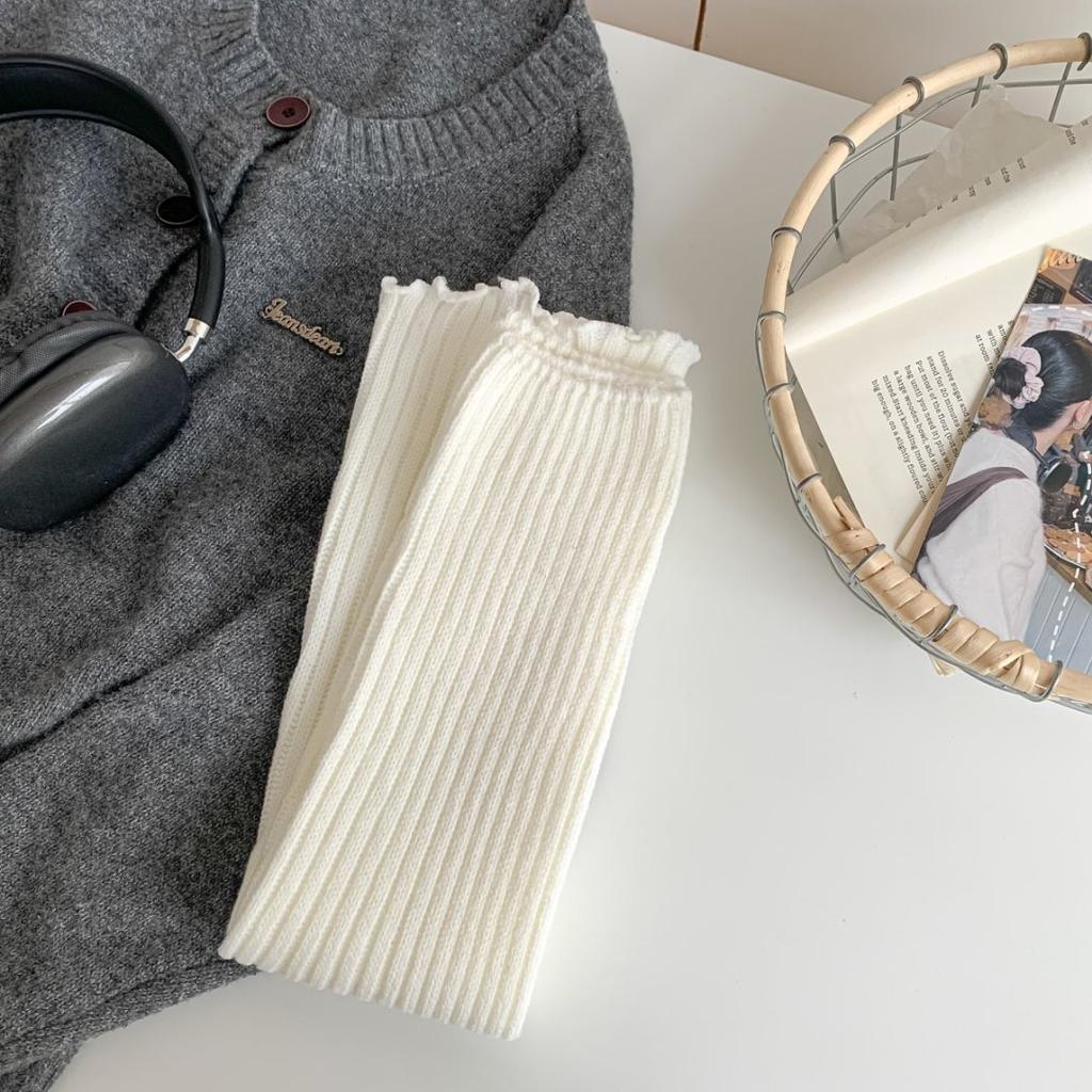 Solid-color Versatile Sock Set for Women in Autumn and Winter, Providing Leg Warmth and Comfort. Thick White Knitted Fabric, Paired with Snow Boots.