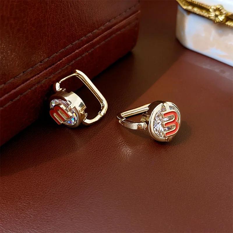 Letra M Pendientes de Aro Metálicos Moda Sentido de Alta Gama Zircón Pendientes Redondos Temperamento Lujo Ligero Pendientes Combinables