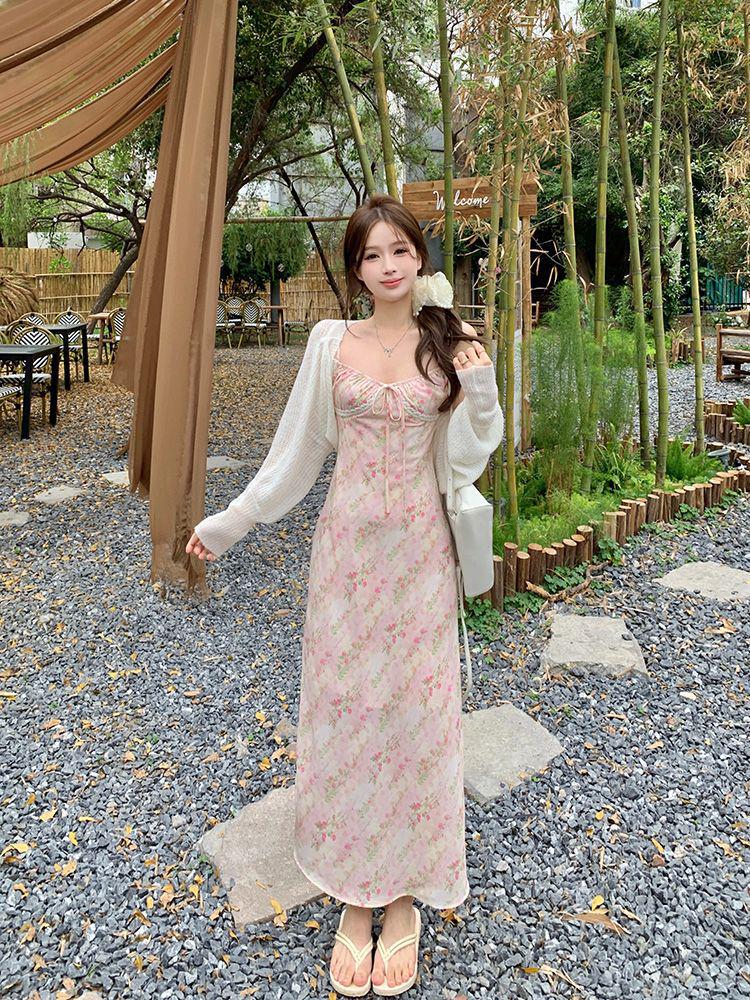 Teepause Französisches Blumen-Spaghetti-Trägerkleid mit Spitzen-Patchwork - Damen Frühling/Sommer 2024 Süßes Temperament Langes Kleid