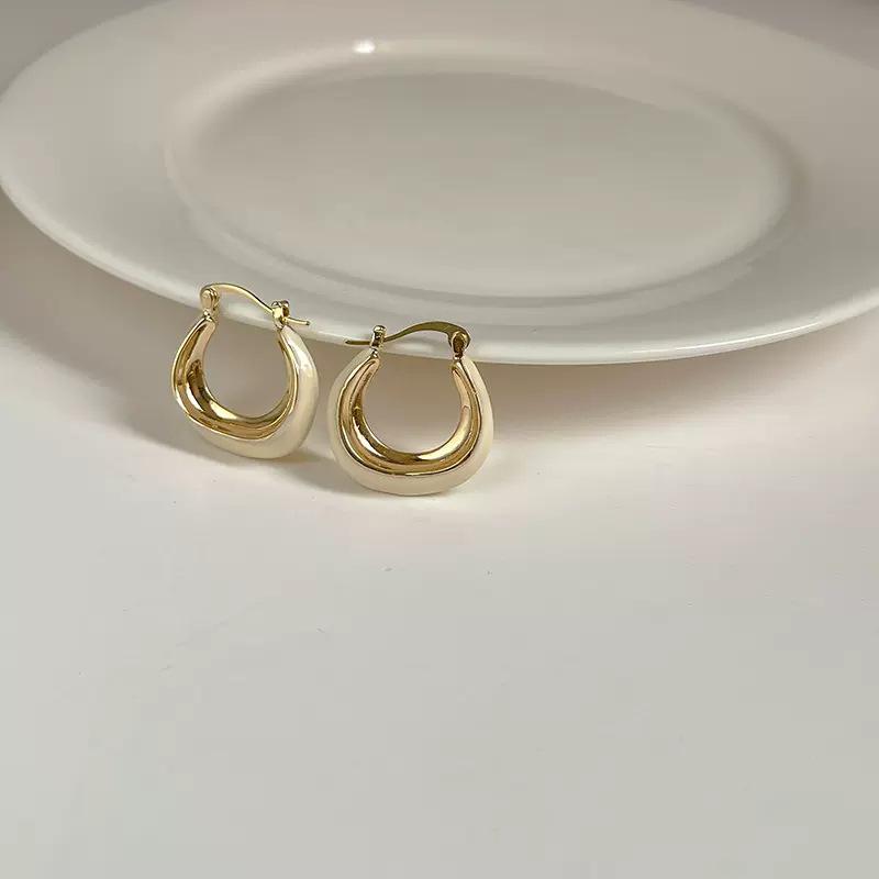 2024 Chic French Retro Slimming Stud Earrings for Women - Autumn/Winter Round Face Design