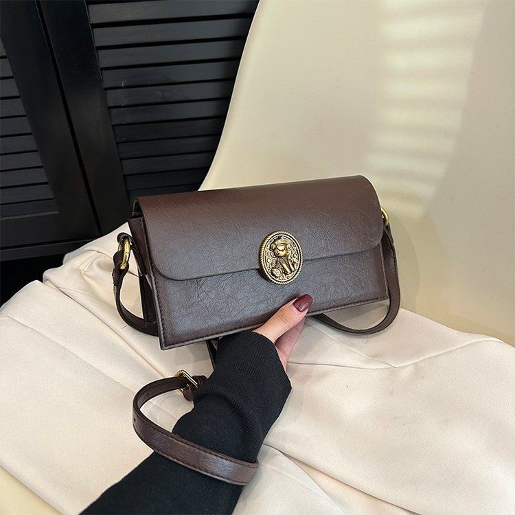 

Retro premium niche bag, new fashion versatile women s shoulder underarm messenger bag, small square bag, black.