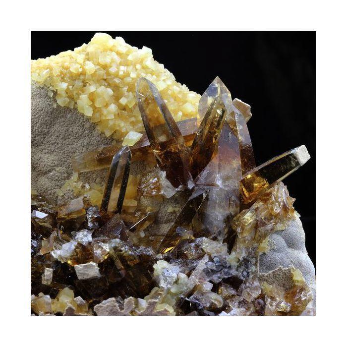 Pierres et Minéraux. Baryte, Calcite. 1892.0 ct. Elk Creek locality, South Dakota, USA.