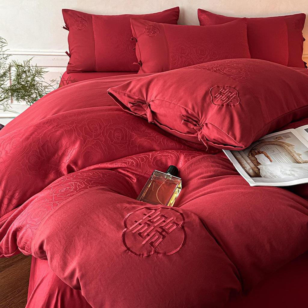 Rotes chinesisches Hochzeitsbettwäsche-Set: Braut-Bettbezug, Spannbettlaken und Happy Quilt für die Aussteuer