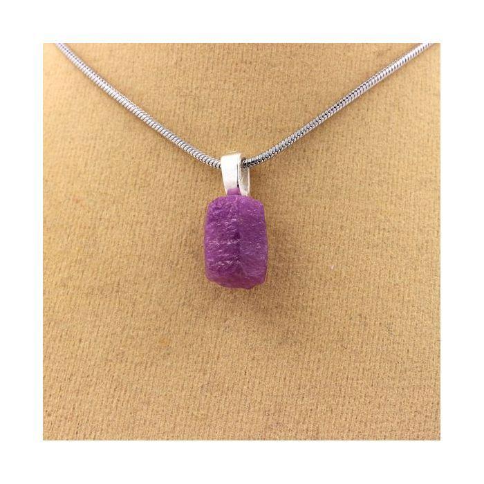 Pierres et Minéraux. Collier Rubis brut. 11.43 ct. Kiteto District, Manyara Region, Tanzanie.