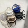Dámské sedlové tašky crossbody tašky nové messenger tašky řetízkové klopové tašky přes rameno jednobarevná designová luxusní crossbody taška
