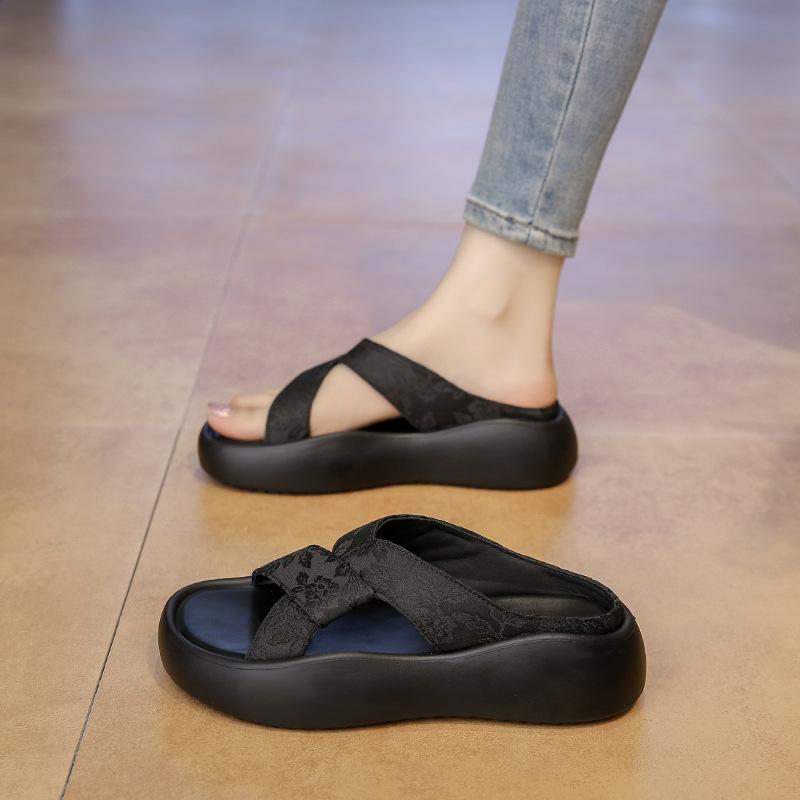 Cool slippers women's summer wear 2025 new go out platform casual beach sandals lazy fashion pregnant women one-word drag
