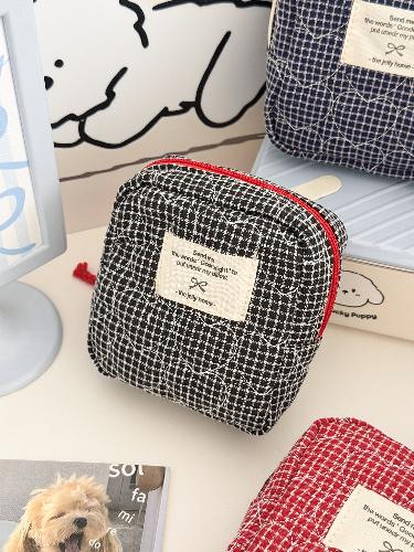 

Ins Style Black White Floral Sanitary Pad Bag Portable Cute Student Travel Makeup Storage Pouch 10x10cm