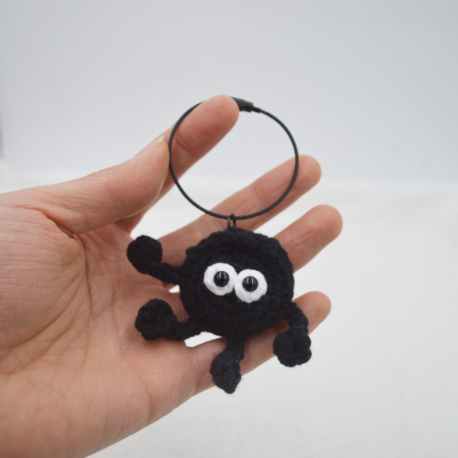 

Вязаный вручную брелок-подвеска в виде печенья из черного карбона