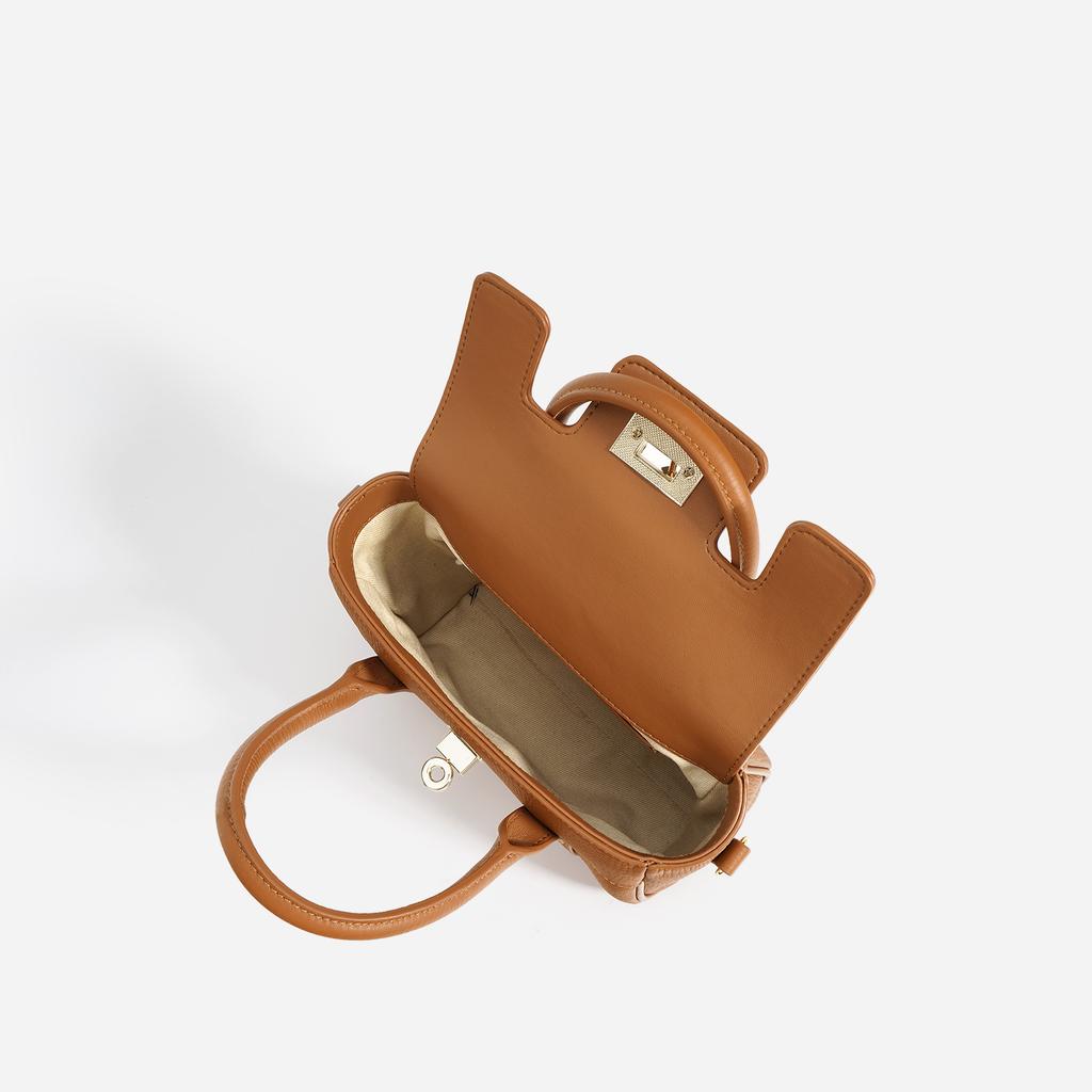 2025 niche design new commuter mailman handbag trend high sense fashion shoulder blood messenger small bag