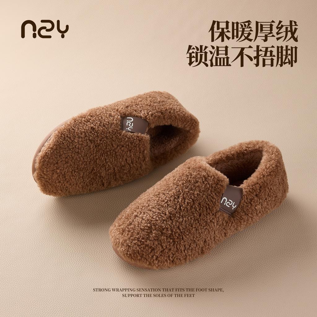 New cotton shoes are non-slip and warm indoors, piled and thickened, silent, and wear fluffy cotton shoes outside.