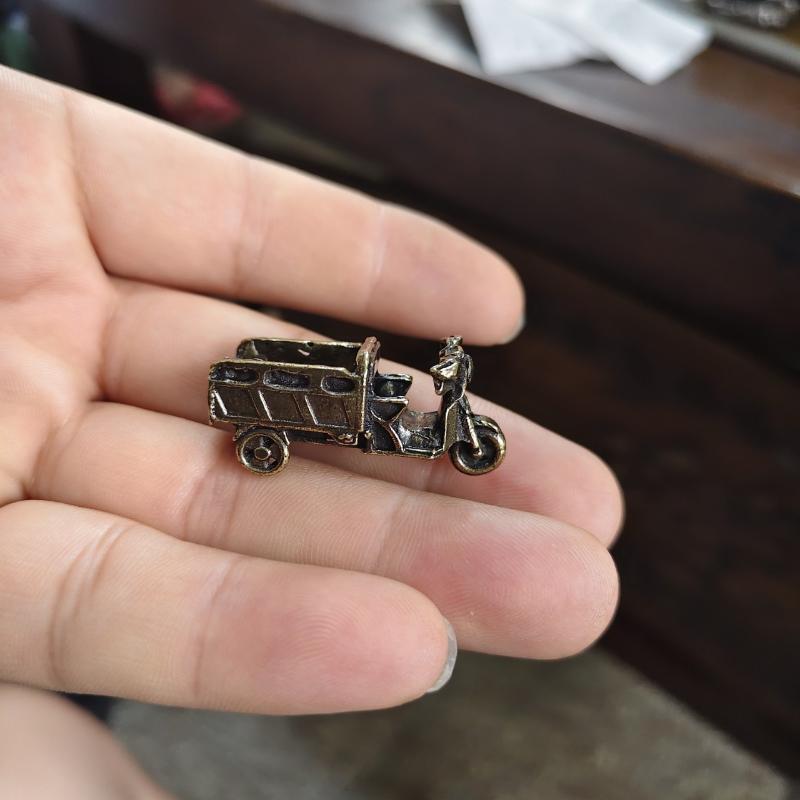 Vintage Metal Three Wheeled Motorcycle Figurine Antique Finish Detailed Craft For Home Decor Garden Ornament Collection