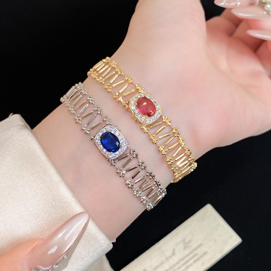 Cai Hua Ying Wan French Style Cubic Zirconia Square Hollow Bracelet – Retro Elegant Hand Jewelry