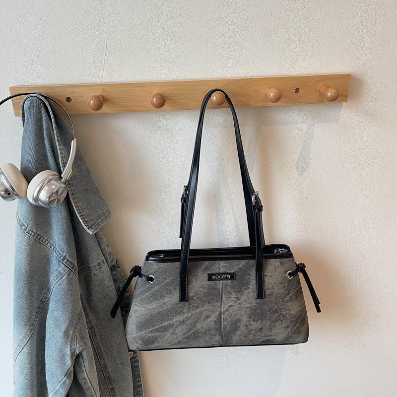 

High-value underarm commuter bag women s autumn new simple large-capacity shoulder bag