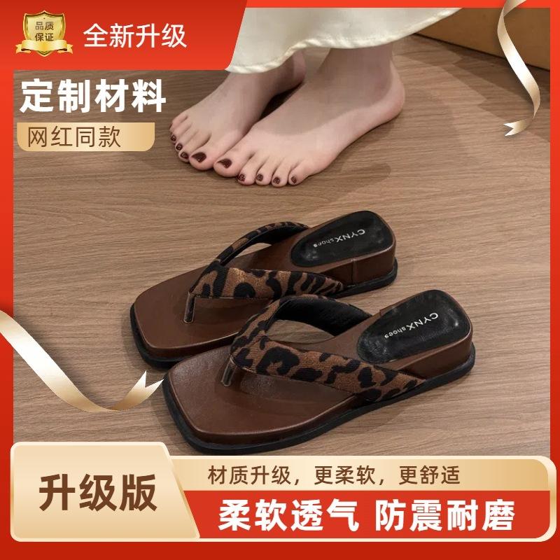 Internet celebrity explosion square head silver thick-soled flip-flops women's summer wear 2025 new non-slip beach cool slippers