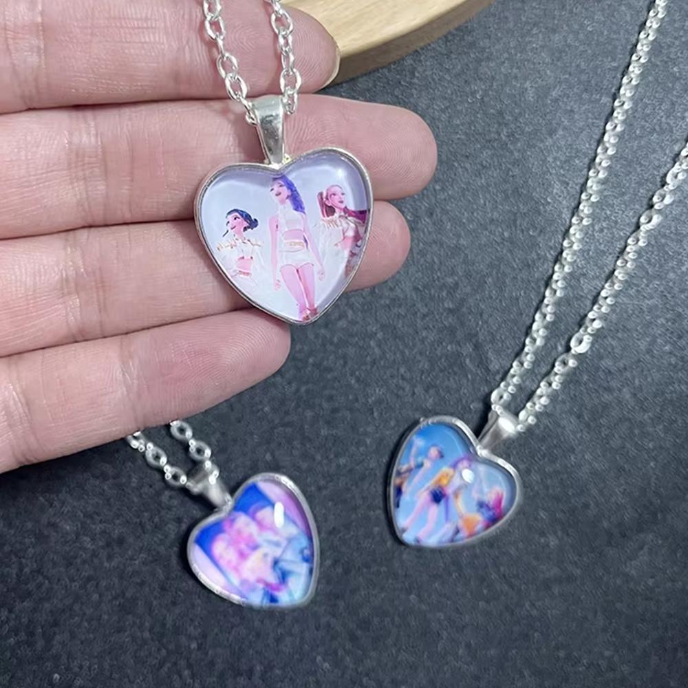 Kpop Dämonenjäger Halskette Cartoon Herzform Huntrix Charakter Anhänger Saja Anhänger Idol Halskette Kpop Krieger für Fan Geschenk