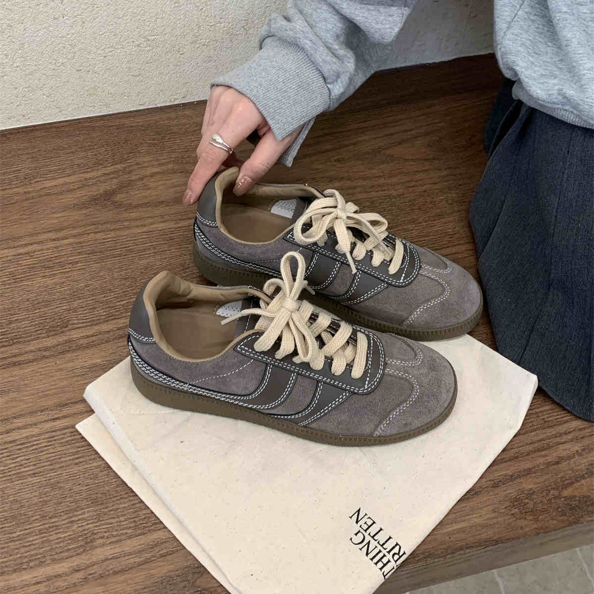 

Мода 2024 Новые женские весенне-осенние модные повседневные туфли Уличные кроссовки на шнуровке для женщин Женские удобные универсальные спортивные туфли 39 серый