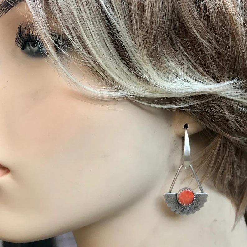 Boho-Ohrringe aus Metall mit handgraviertem Muster, Set mit orangefarbenen Steinen, Vintage-Ohrringe für Damen mit Haken