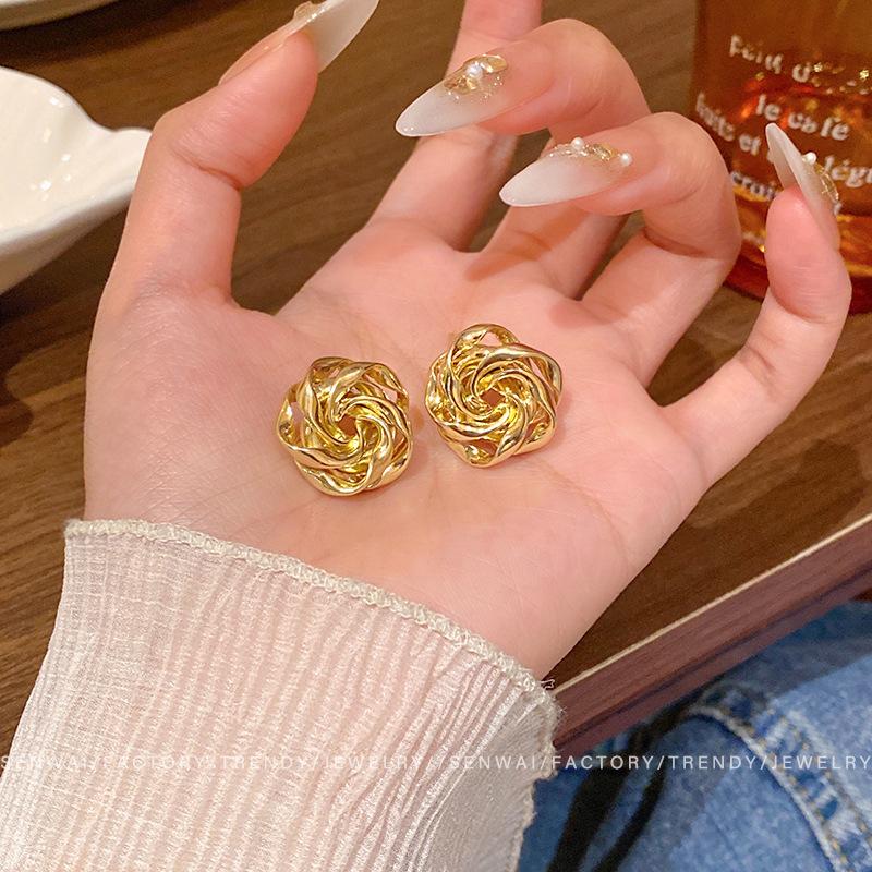 Французские золотые серьги-пусеты в виде полых цветов, женские трехмерные серьги с металлической текстурой, серьги в стиле холодного ветра