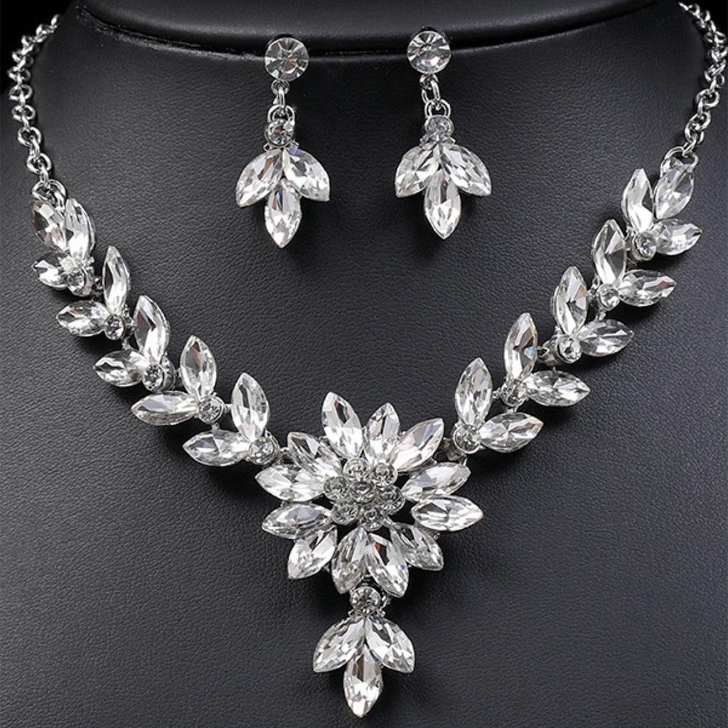 3pcs Fashionable Women's Jewelry Set with Crystal Contrasting Flower Necklace Earrings and Evening Dress Accessories