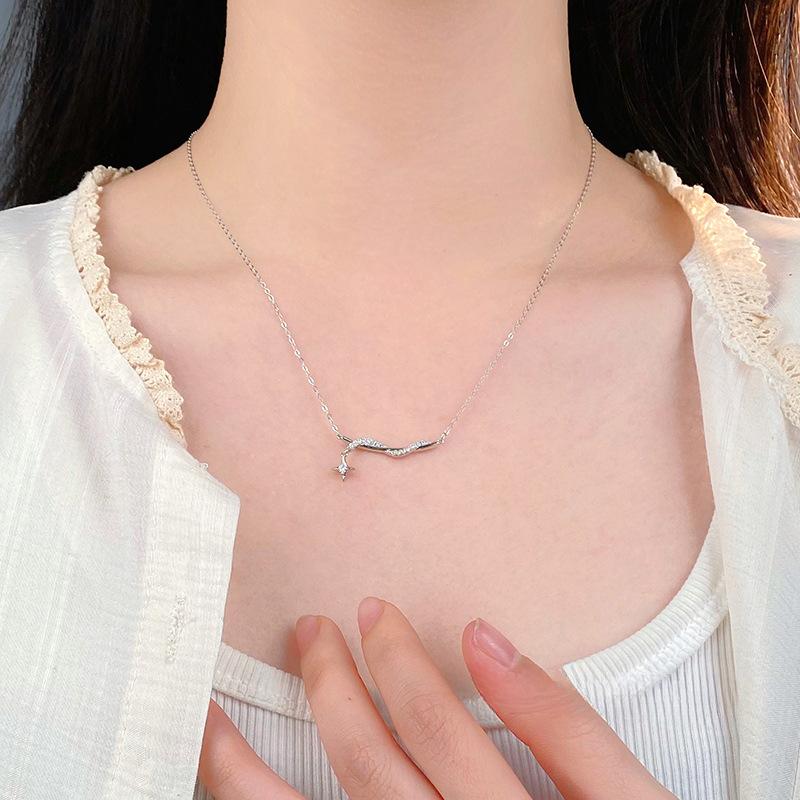 Collier Quatre Étoiles Enroulé Simple pour Femme Design de Niche, Nouvelle Chaîne de Clavicule Tendance