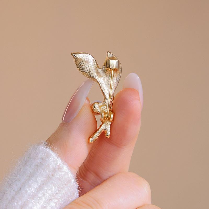 Autumn and winter oil drop tree leaves pearl brooch coat suit jacket accessories simple brooch pin anti-light decoration
