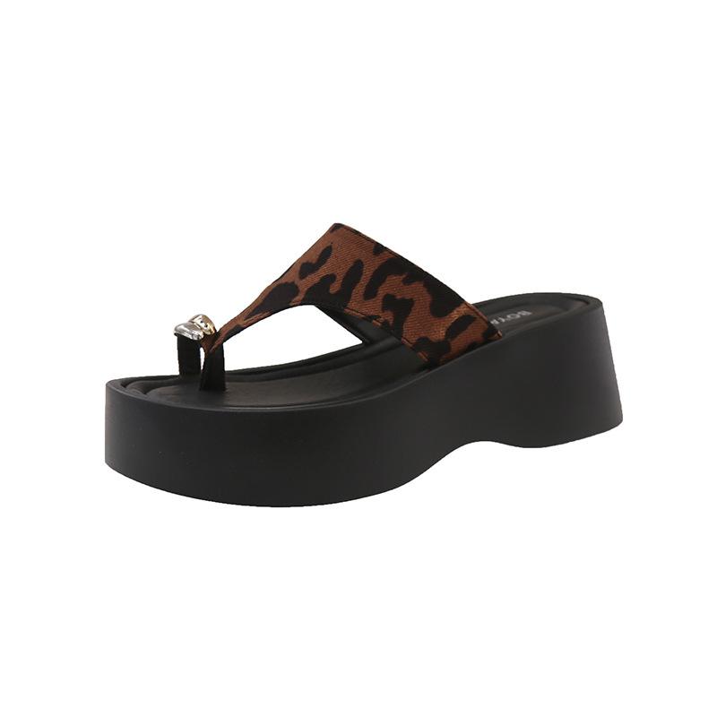 2025 Summer New Flat-bottomed Beach Cover Toe Small Cool Slippers Wear Fashion Casual Versatile Slippers Women's Shoes