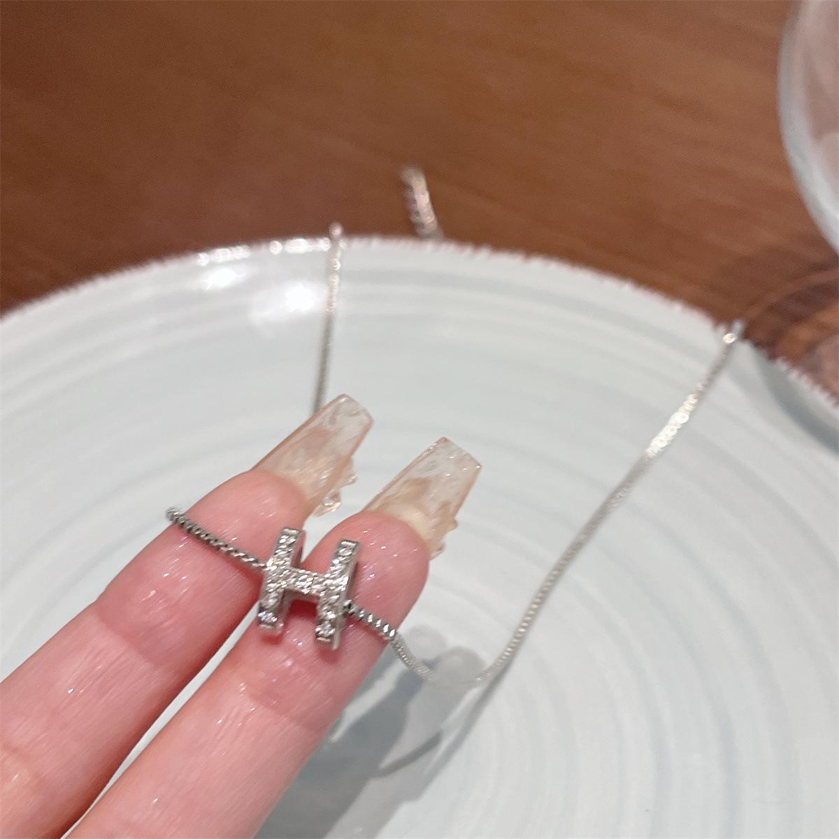 

Бриллиантовое ожерелье с буквой H, женское, летнее, нишевое, дизайн, чувственная, ключичная цепочка, легкая, роскошная, нишевая, универсальное украшение