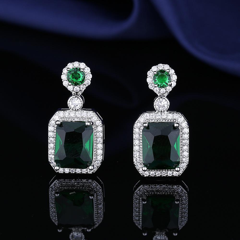 

Rectangular Tassels Are Feminine and Subtle Earrings білий