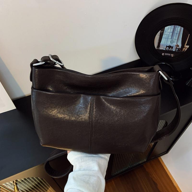 

Premium messenger bag retro soft leather bag women s large-capacity commuter tote bag 2025 new shoulder armpit bag