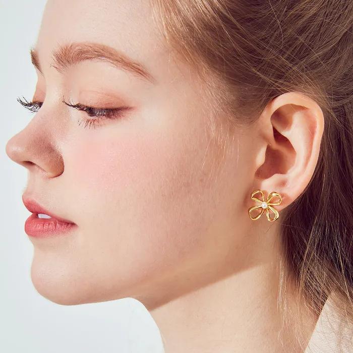Line Flower Stud Earrings