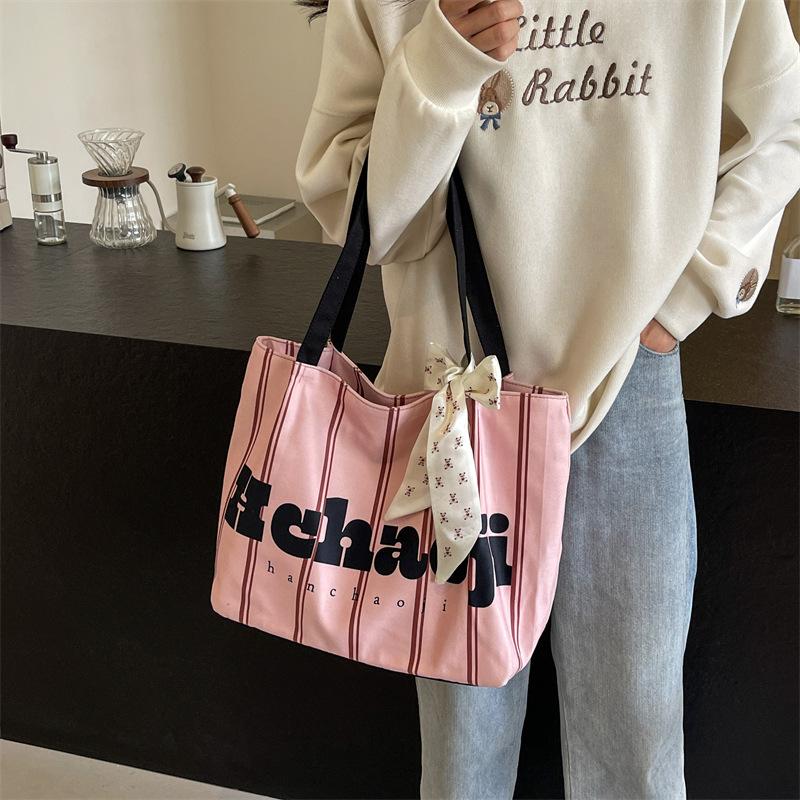 Женская холщовая сумка контрастного цвета в полоску с буквами — фото 14