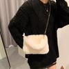 Plyšová taška tote z umelej kožušiny pre ženy Zimná taška cez rameno Ležérne nadýchané crossbody tašky Módna retiazková kabelka Dievčenská mäkká peňaženka