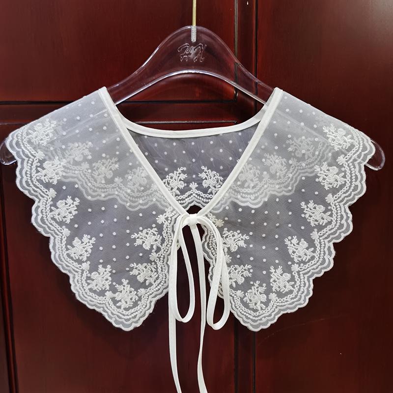 

Двухслойная шаль из органзы с вышивкой в виде галстука-бабочки