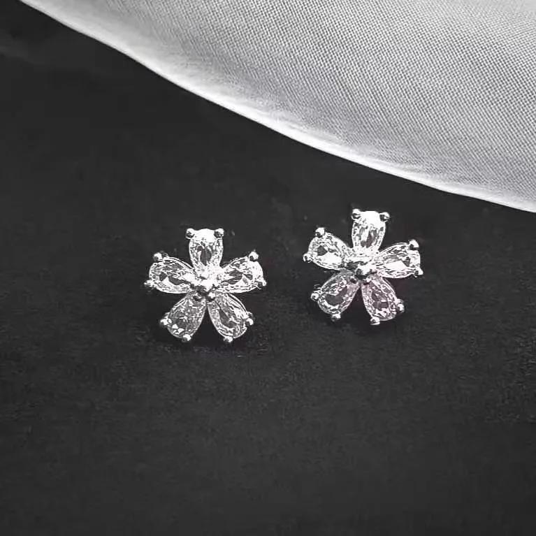 Niche, módní a lehce luxusní evropské a americké měděné náušnice s mikrovkládaným zirkonem s designovým nádechem