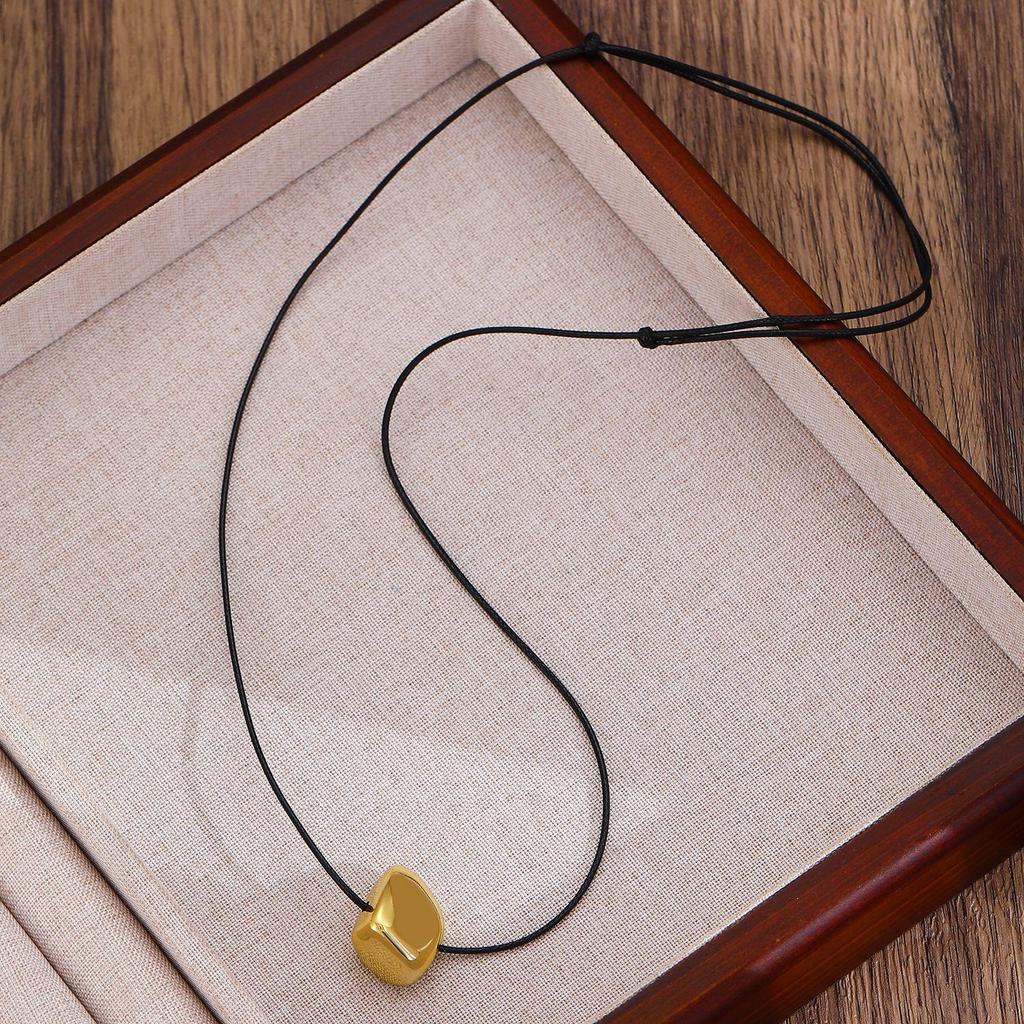Collana con Cordoncino in Cera Ovale e Ciondolo Geometrico Irregolare a Forma di Cuore Vuoto Stile Europeo-Americano
