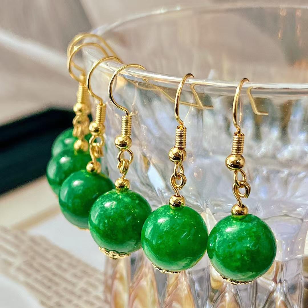 Винтажные серьги и серьги из искусственного зеленого жадеита.