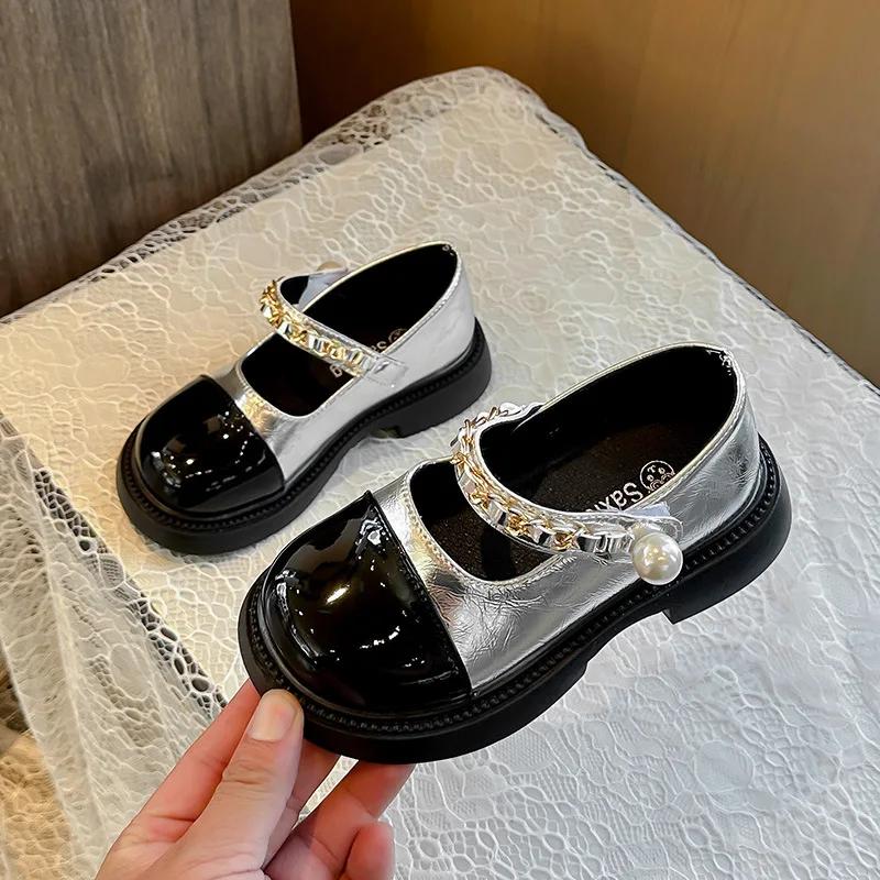 

Детские черные кожаные туфли, глянцевые туфли для девочек, принцесса, танцевальная обувь с цепочкой, новинка 2024 года, детская танцевальная обувь с круглой головкой 26 серебряный