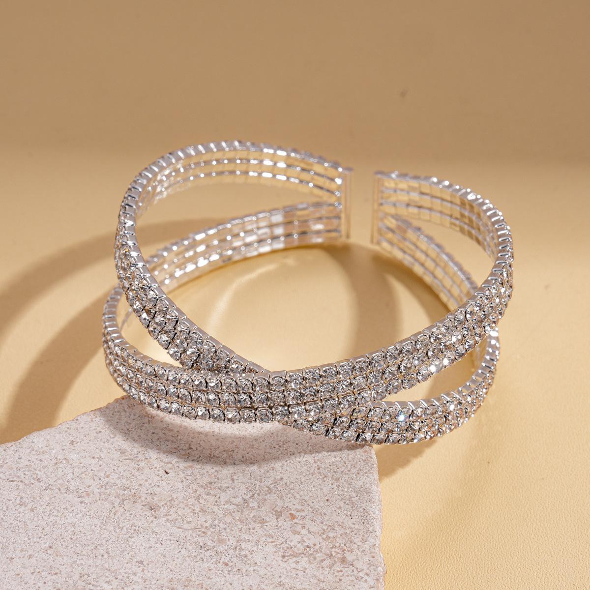 

Diamond-encrusted geometric round cross-opening bracelet light luxury exquisite temperament bracelet jewelry