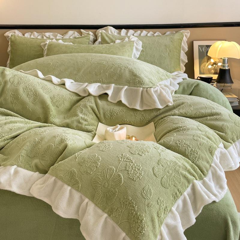 Ins-Stil im koreanischen Stil geschnitztes vierteiliges Bett aus Milchsamt, verdicktes warmes Korallensamt-Winterbettbezugblatt