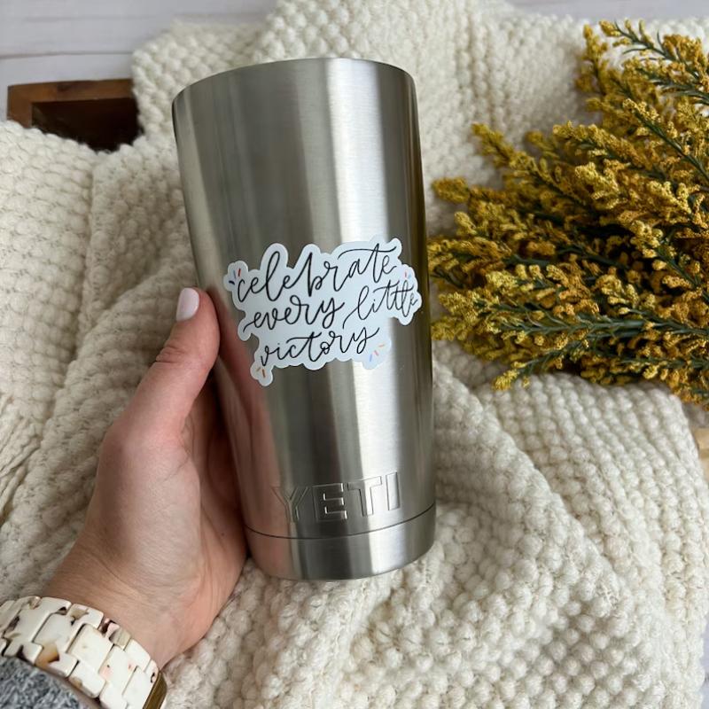 

Цитаты на наклейках Празднуйте каждую маленькую победу. Наклейка прочная, подходит для ноутбука, автомобиля, багажа и многого другого. Идеально подходит для подростков, взрослых, креативного декора и подарков. 5PC