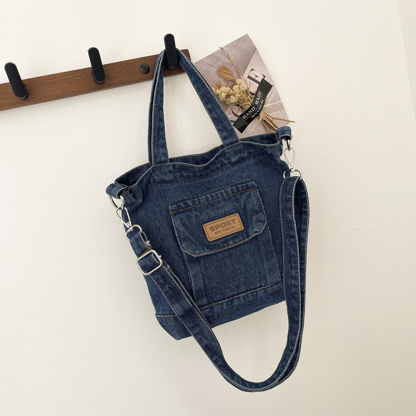 

Korean Style Embossed Letter Handbag Casual Minimalist Bucket Bag New Wash Denim Daily Matching Crossbody Shoulder Bag темно-синий