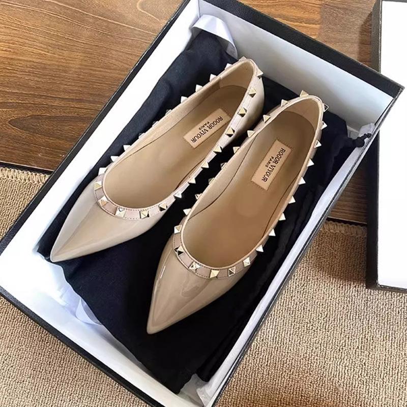 Spitznieten-Einzelschuhe Damen Französisches Temperament Lackleder Oberbekleidung Weidenbeladene Schuhe Nachtbrise Sanfte Nude-Ballerinas Damen