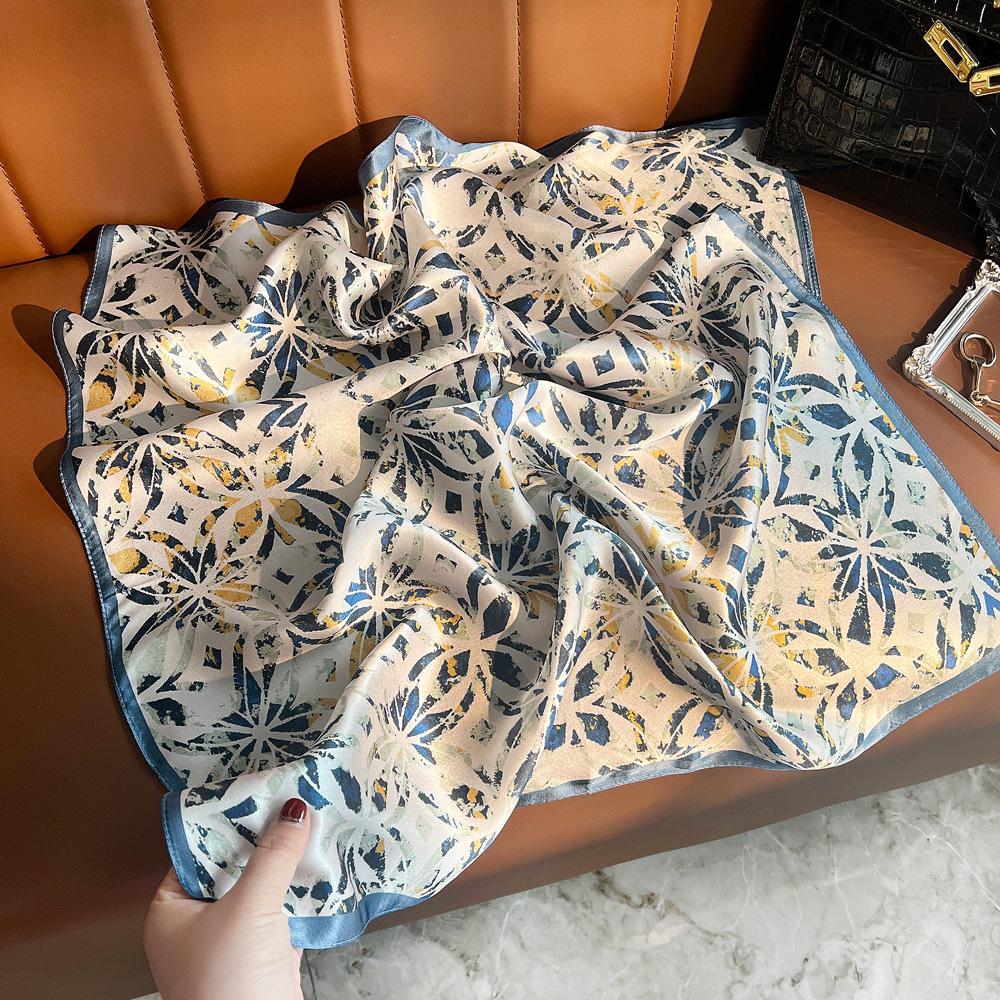 Spring blue four-leaf clover floral printing silk scarf high-grade mulberry silk small square scarf elegant light luxury scarf 68cm