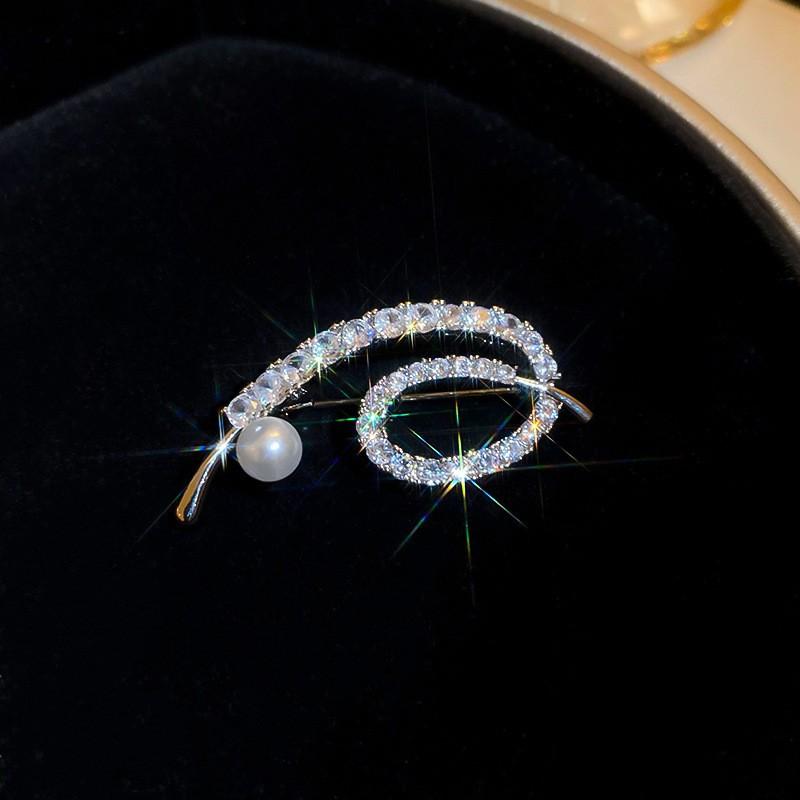 Średniowieczna Vintage Broszka z Kontrastującą Pszczołą Inkrustowana Diamentami Retro Lekki Luksus High-endowa Korsaż Wykwintne Wszechstronne Dodatki Kobiety