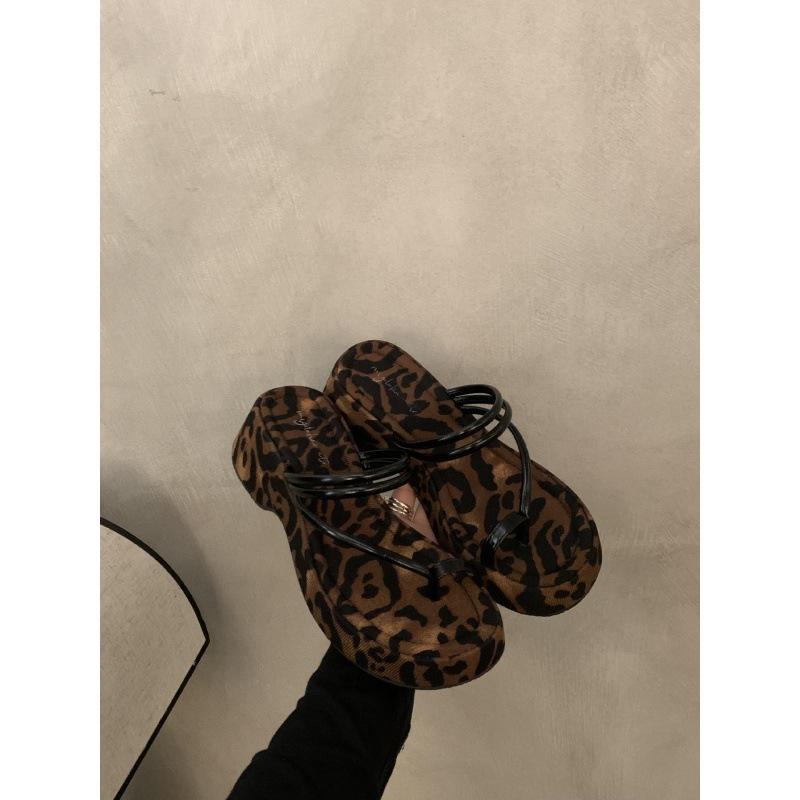 

Весной и осенью 2025 года новая модная и универсальная обувь на толстой подошве увеличивает рост и крутые тапочки для женской обуви 39 леопардовый