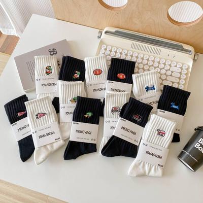 Herren Mid-Tube Schweißabsorbierende Deodorant Street Sportsocken: Schwarz-Weiß-Retro-Cartoon-Stil für Paare