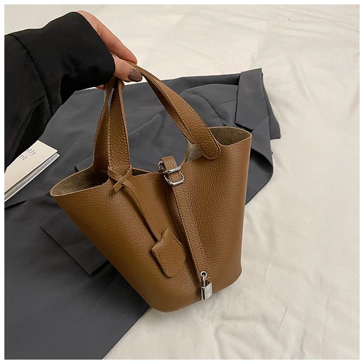 Niche fashion design bag women's 2025 new popular simple hand bag foreign style portable vegetable basket bucket bag