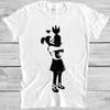 Banksy Mädchen umarmt Bombe Kunstzeichnung Meme Cooles Geschenk Top T-Shirt M1128