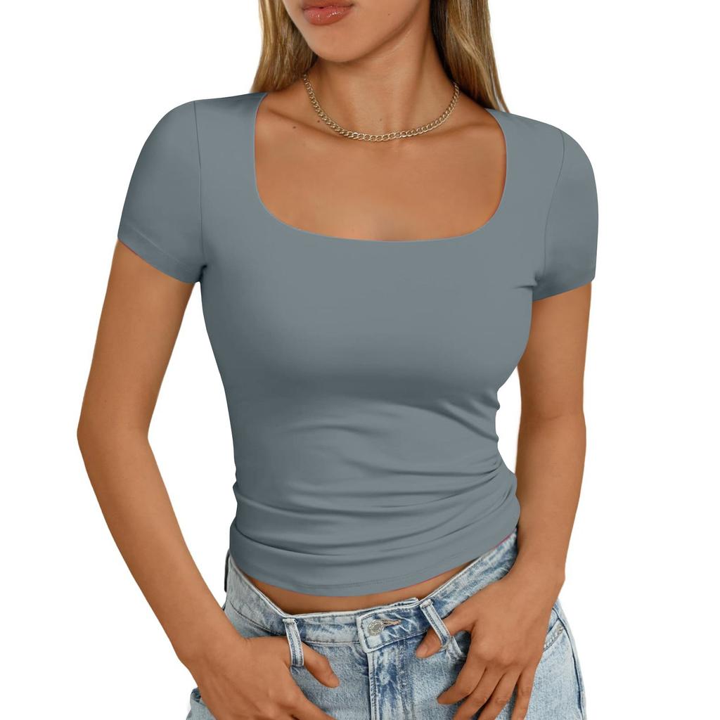 Dámská móda, ležérní štíhlé tričko s krátkým rukávem a čtvercovým výstřihem dole, svrchní oblečení